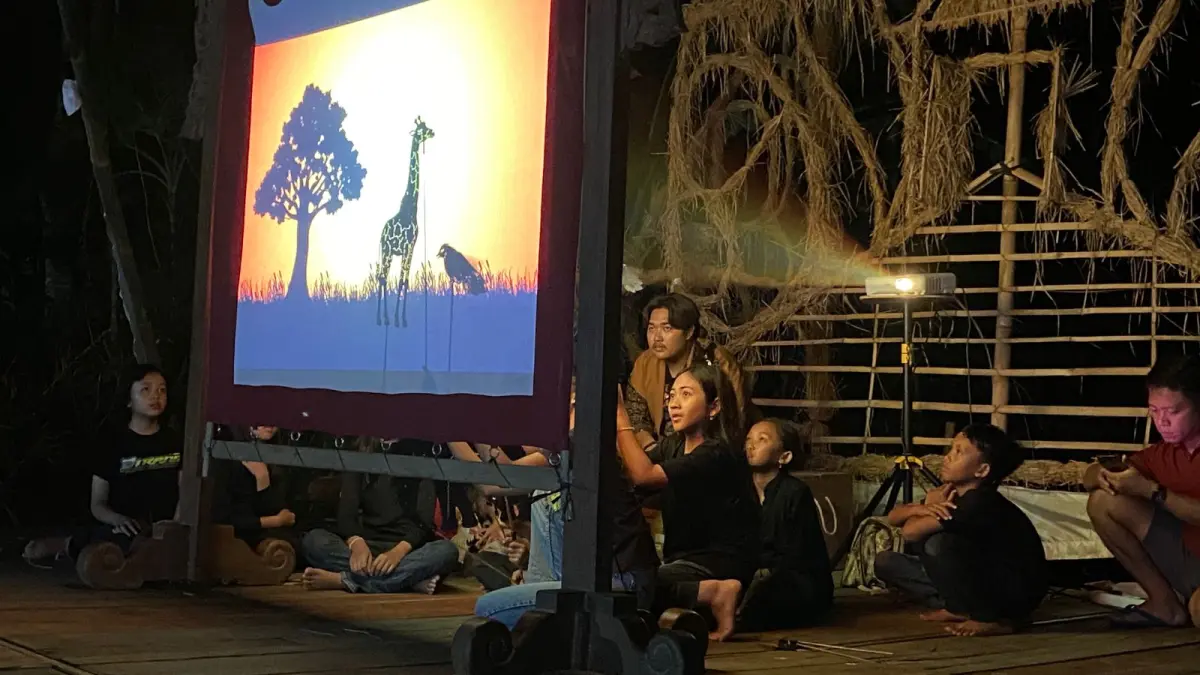 ANTUSIAS: Para peserta Festival Memeden Gadhu berikan pertunjukan animasi wayang didampingi penggiat Anima Wayang Solo. (PANITIA UNTUK RADAR KUDUS)