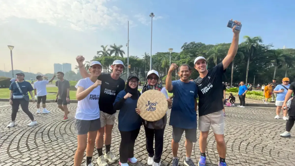 Direktur Jawa Pos Radar Kudus Baehaqi menyambut para founder Sungai Watch itu di garis finish. (Iskandar/Jawa Pos Radar Semarang)