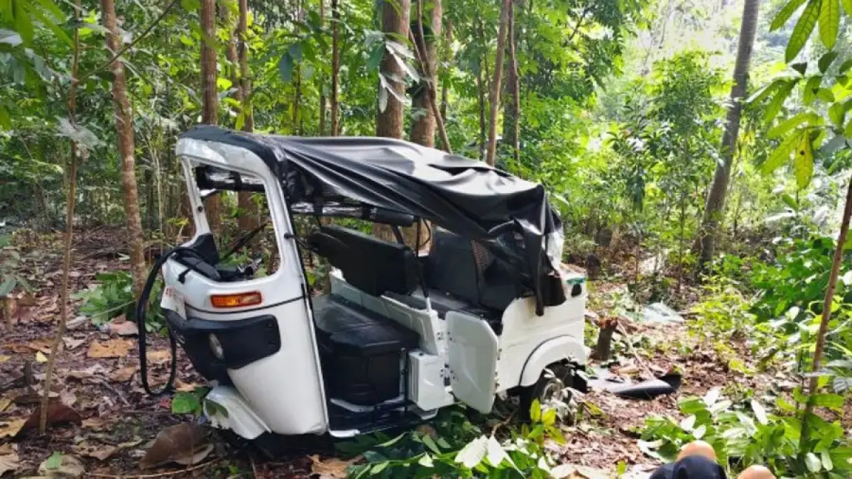 EVAKUASI: Petugas mengevaluasi bajaj di perkebunan warga Padukuhan Benyo Jati RT 1, Sendangsari, Pajangan (Dokumentasi Polres Bantul)