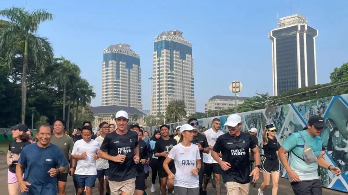 Dirut Jawa Pos Koran, Leak Kustiya, Direktur Radar Semarang sekaligus Direktur Radar Kudus, Baehaqi. GM Radar Semarang, Iskandar dan GM Radar Kudus, Zaenal Abidin juga turut menyambut para founder Sungai Watch itu di garis finish. (Iskandar/Jawa Pos Radar Semarang)
