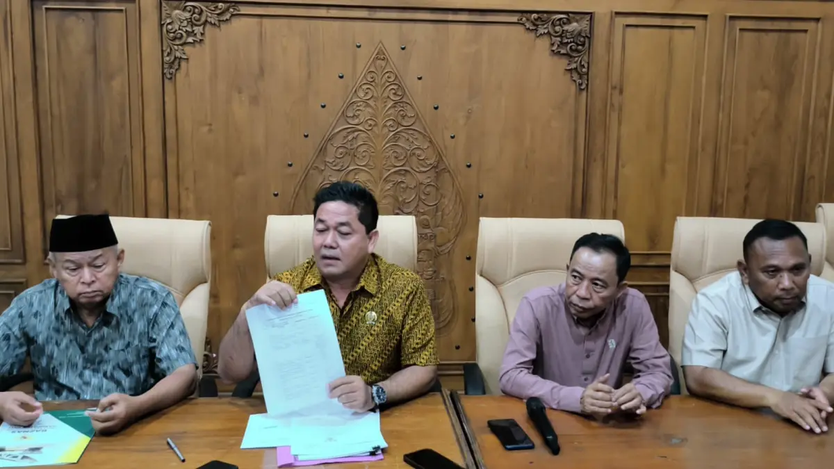Ketua DPRD Pati Ali Badrudin menunjukkan data Propemperda 2026 menyikapi polemik raperda pajak dan retribusi daerah. (ACHMAD ULIL ALBAB/RADAR KUDUS)