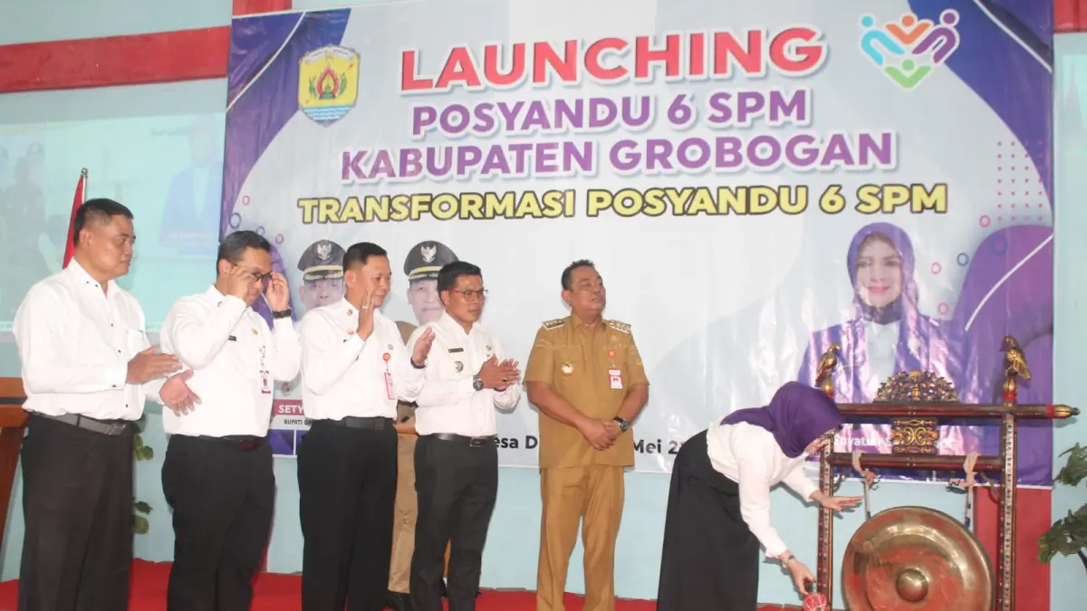 LAUNCHING: Ketua TP Posyandu Grobogan Suryatun, Bupati Grobogan Setyo Hadi saat launching Posyandu 6 SPM di Desa Dimoro Kecamatan Toroh.