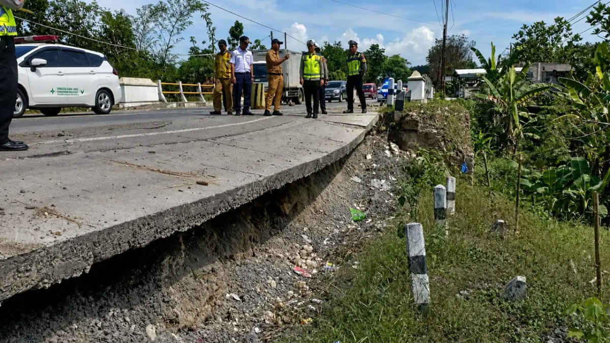 LONGSOR: Kondisi Jalan Purwodadi-Solo tepatnya di Desa Ledokdawan Kecamatan Geyer. (INTAN MAYLANI/RADAR KUDUS)