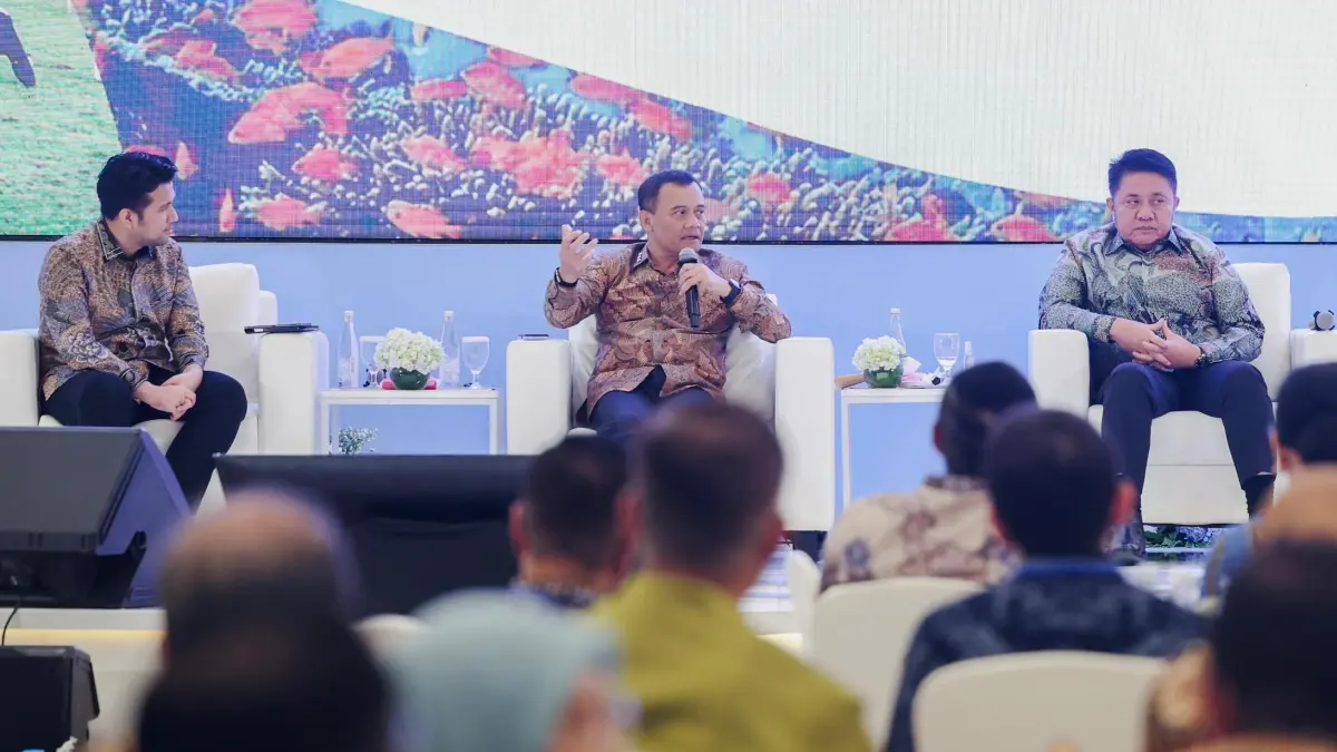 MANTAB: Menteri Koordinator Bidang Perekonomian, Airlangga Hartarto, dan Otoritas Jasa keuangan (OJK) kompak memberikan pujian pada Gubernur Jawa Tengah Ahmad Luthfi. 