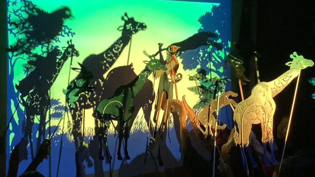MERIAH: Satwa-satwa hutan diperankan dalam cerita animasi wayang.