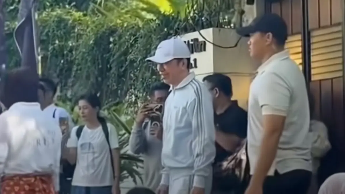 Momen saat Jokowi ikut Yoga dengan Warga (Foto: Tangkapan layar Tik Tok Jawa Pos) 