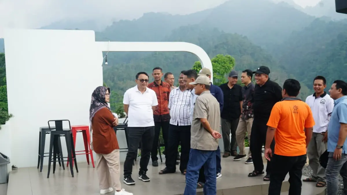 Plt Bupati Pati Risma Ardhi Chandra saat meninjau destinasi wisata di Desa Jrahi Kecamatan Gunungwungkal Pati. (HUMAS PATI)