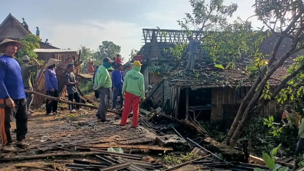 A. AKHWAN UNTUK RADAR KUDUS

GOTONG ROYONG: Warga Dukuh Sangkrah, Desa Logede, Kecamatan Sumber, Rembang, pada Selasa (26/5) pagi, gotong royong memperbaiki rumah warga yang rusak akibat diterjang angin kencang.&nbsp;