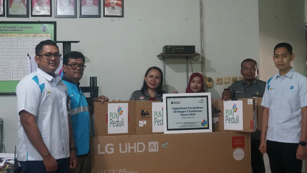 PADULI: Perwakilan PLN UIK Tanjung Jati B bersama pihak SD Negeri 2 Kaliaman berfoto bersama usai penyerahan bantuan program digitalisasi pendidikan di Desa Kaliaman, Kecamatan Kembang, Kabupaten Jepara, Selasa (26/5). Bantuan ini menjadi wujud peran PLN dalam memperingati Hari Raya Idul Adha melalui dukungan peningkatan kualitas pembelajaran berbasis teknologi bagi sekolah di wilayah Ring 1 PLTU Tanjung Jati B.