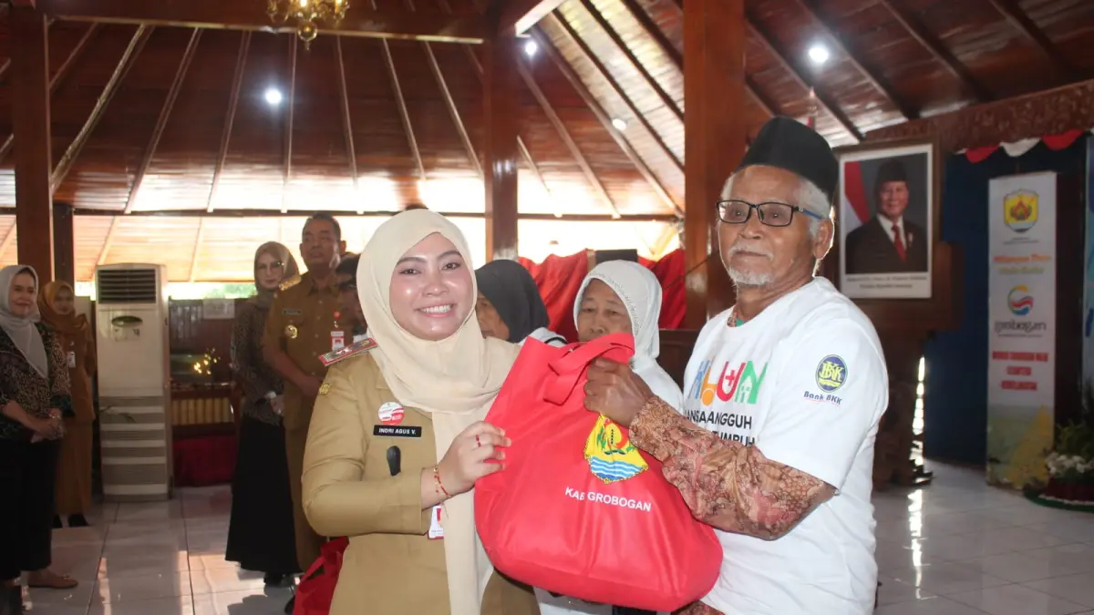 BANTUAN: Kepala Dinsos Grobogan Indri Agus Velawati saat menyerahkan bantuan sembako ke para lansia. (INTAN MAYLANI/RADAR KUDUS)