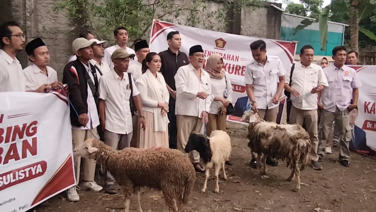 BANTUAN KURBAN – Ketua DPC Gerindra Grobogan Sugeng Prasetyo menerima bantuan kambing hewan kurban di Kabupaten Grobogan. 