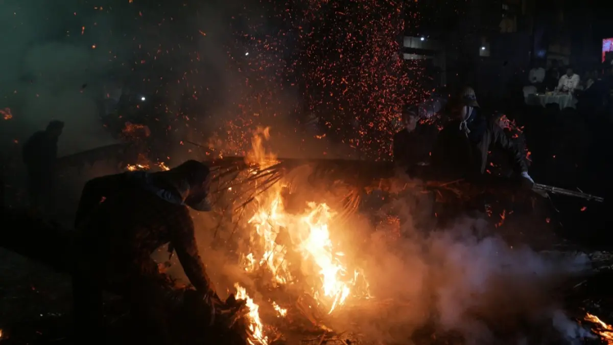 BLAZING: Sparks burst from burning coconut leaves and dried banana leaves as the Perang Obor performers clashed their flaming torches on Monday (25/5) night. (FIKRI THOHARUDIN/RADAR KUDUS)