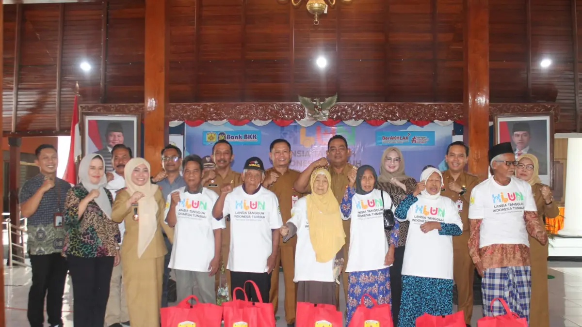 HARI LANSIA: Pemkab Grobogan saat memberikan bantuan sembako ke para lansia. (INTAN MAYLANI/RADAR KUDUS)