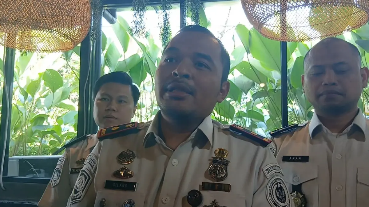 Kepala Kantor Imigrasi Kelas I Non TPI Blora Gilang Danurdara (tengah). (EKO SANTOSO/RADAR KUDUS)