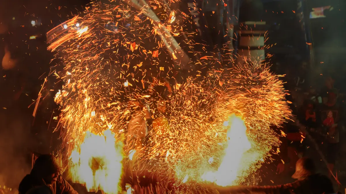 LESTARIKAN BUDAYA: Warga melakukan atraksi pukul api dalam tradisi perang obor Senin, 25 Mei 2026 di Desa Tegalsambi, Tahunan, Jepara.