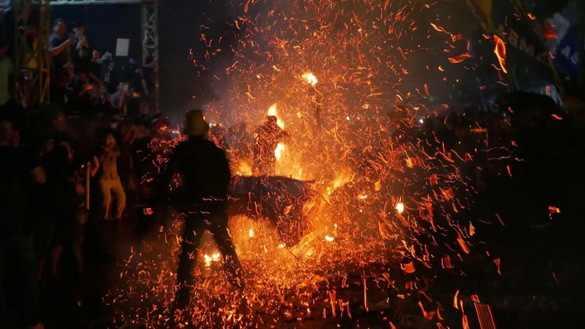 MEMBARA: Para pemain Perang Obor 2026 di Desa Tegalsambi Kecamatan Tahunan tengah mempertunjukkan atraksi budaya pada Senin (25/5) malam. (FIKRI THOHARUDIN/RADAR KUDUS)