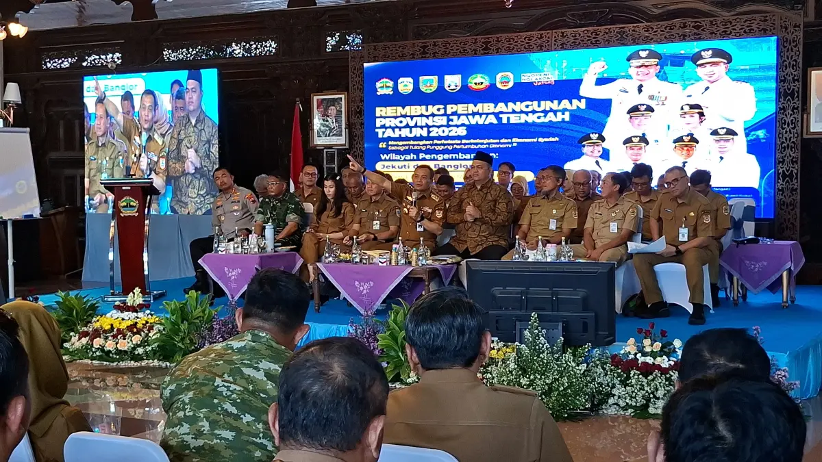 
PAPARAN: Gubernur Jawa Tengah, Ahmad Luthfi menyampaikan perkembangan kondisi ekonomi di wilayah Jawa Tengah dalam musrenbang di Pendapa Kabupaten Kudus, Selasa (26/5).
 (ANDIKA TRISNA SAPUTRA/RADAR KUDUS)
