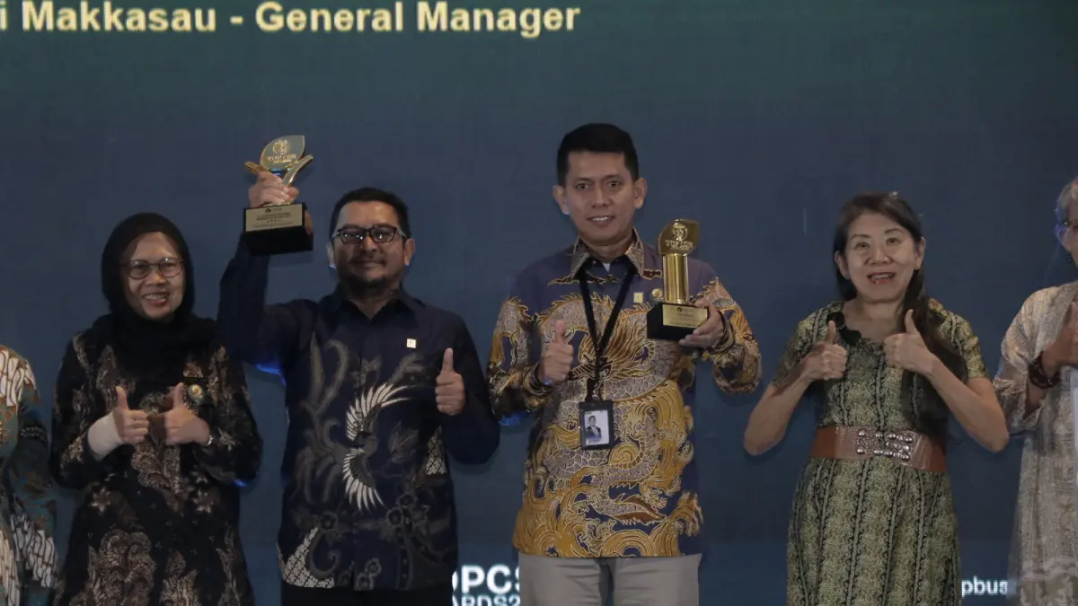 SELAMAT: General Manager PLN UIK Tanjung Jati B, Andi Makkasau (tengah kanan) dan Senior Manager Keuangan, Komunikasi, dan Umum PLN UIK Tanjung Jati B, Hary Subagyo (tengah kiri - mengenakan batik hitam), usai seremoni penghargaan di Hotel Raffles Jakarta, Senin (25/5). Penghargaan ini menjadi pengakuan atas komitmen PLN UIK Tanjung Jati B dalam memperkuat implementasi ESG (Environment, Social, and Governance) melalui tata kelola perusahaan yang berkelanjutan dan selaras dengan strategi pertumbuhan bisnis jangka panjang.