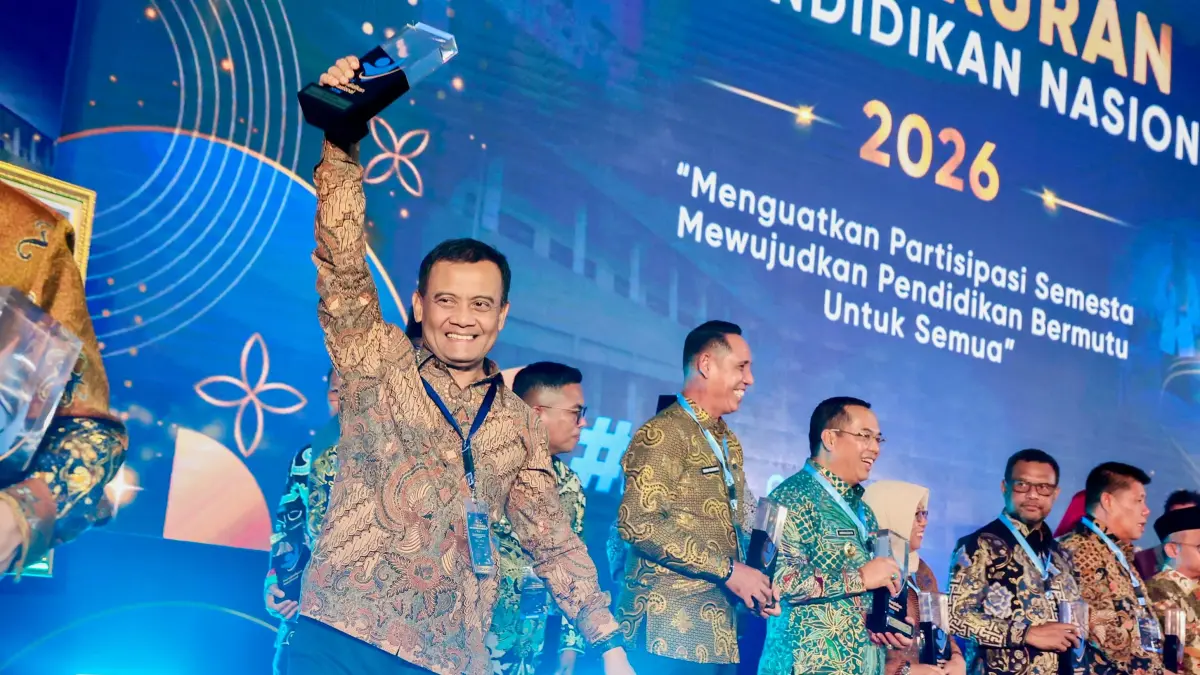 SELAMAT: Gubernur Jawa Tengah, Ahmad Luthfi, hadir pada penyerahan penghargaan yag dilakukan Mendikdasmen, Abdul Mu