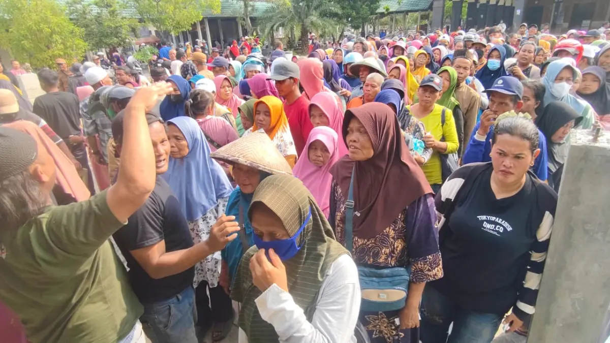 ANTRI – Ratusan warga mengantri mengambil daging kurban di halamn Masjid Jabalul Khoir Simpang Lima Purwodadi 
