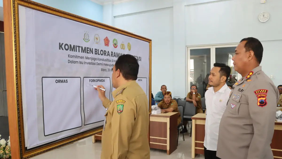 ANTUSIAS: Bupati Blora Arief Rohman (paling kiri) didampingi Wakil Ketua DPRD Kabupaten Blora Siswanto (tengah) dan Kapolres Blora Wawan Andi Susanto (paling kanan) saat menandatangani komitmen Blora ramah investasi. (EKO SANTOSO/RADAR KUDUS)
