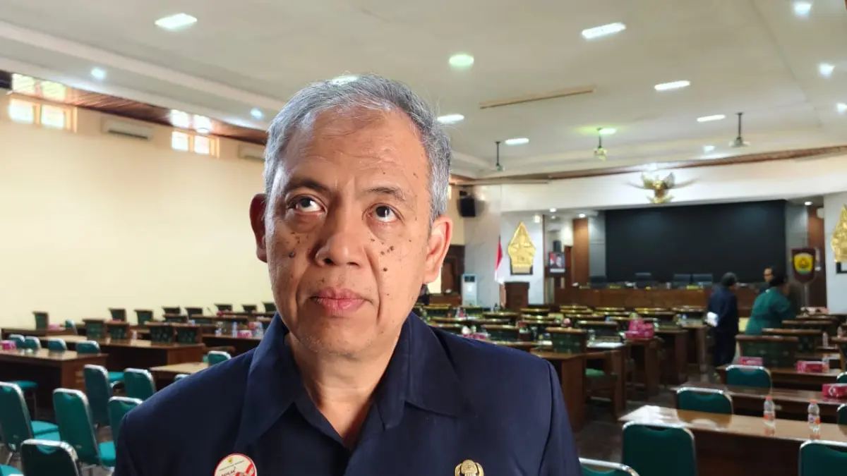 BERIKAN KETERANGAN – Kepala BKPSDM Grobogan Padma Saputra memberikan keterangan kepada awak media