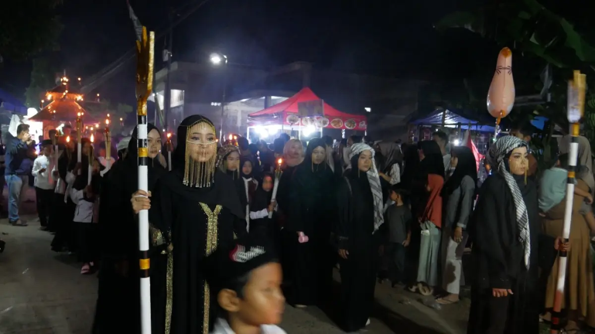 CHARMING: Participants wore elegant costumes during the parade. (FIKRI THOHARUDIN/RADAR KUDUS)