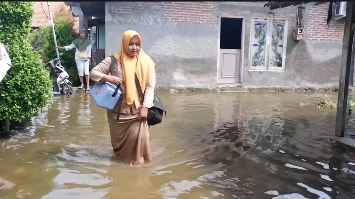DICEK: Bidan Desa Ketitangwetan, Batangan memeriksa salah satu warga di rumahnya pada Selasa (26/5). (ANDRE FAIDHIL FALAH/RADAR KUDUS)