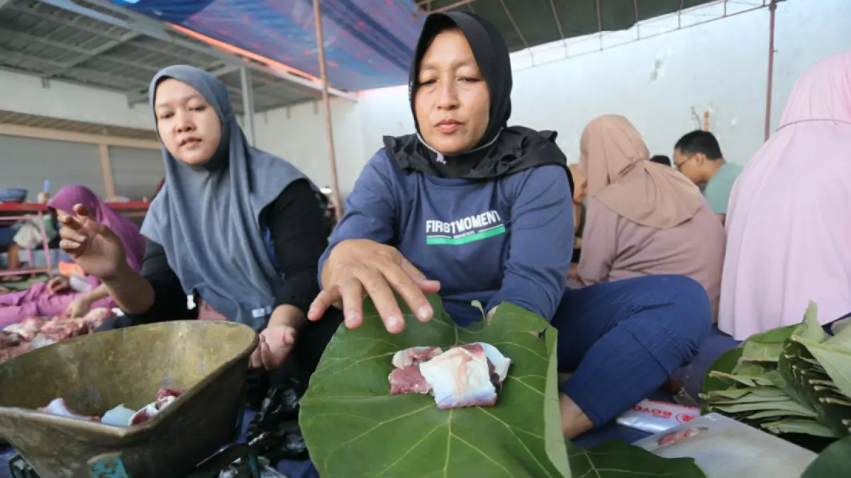 HIGENIS: Relawan PRM Burikan membungkus daging hewan kurban dengan daun jati (GALIH ERLAMBANG W/ Radar Kudus)

&nbsp;