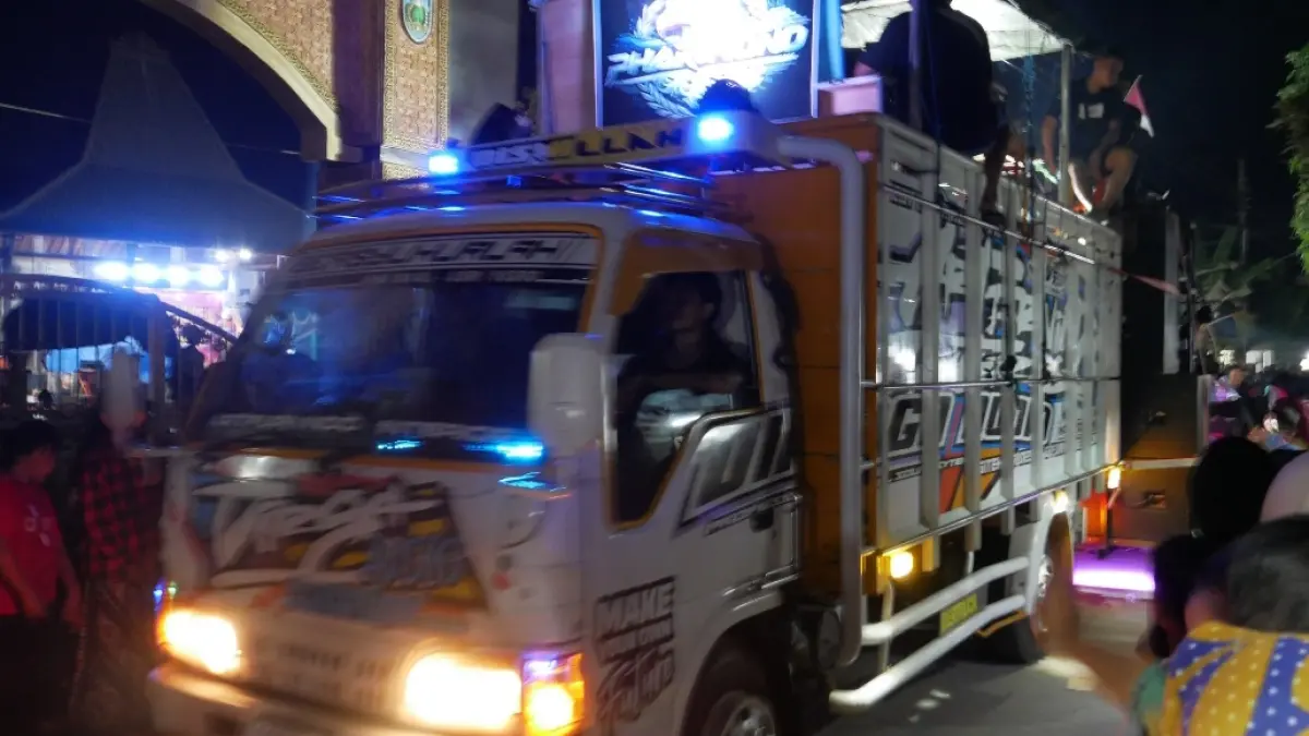 MERESAHKAN: Sejumlah kelompok peserta menggunakan sound horeg di atas truk dalam takbir keliling malam Iduladha pada Selasa (26/5) di Desa Bandungrejo, penggunaan ini beriringan dengan momen Festival Oncor desa setempat.&nbsp;(FIKRI THOHARUDIN/RADAR KUDUS)