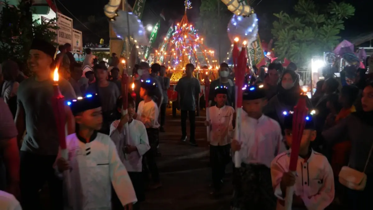 MERIAH: Para peserta kirab didominasi anak-anak dan generasi muda. (FIKRI THOHARUDIN/RADAR KUDUS)