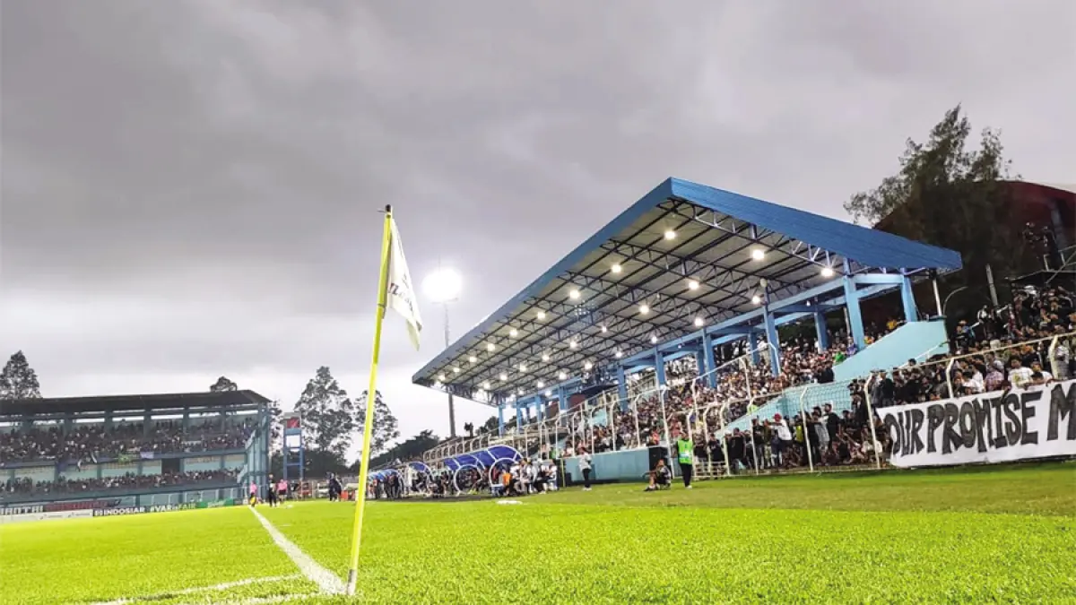 SEGERA DIRUBUHKAN: Kondisi Stadion Wergu Wetan Kudus markas Persiku Kudus saat menggelar pertandingan. (GALIH ERLAMBANG W/RADAR KUDUS)