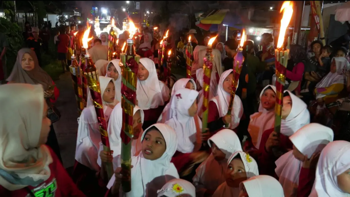 TRADISIONAL: Para peserta kirab obor tengah menyisiri jalanan Desa Bandungrejo Kecamatan Kalinyamatan, pada Selasa (26/5) malam.&nbsp;(FIKRI THOHARUDIN/RADAR KUDUS)