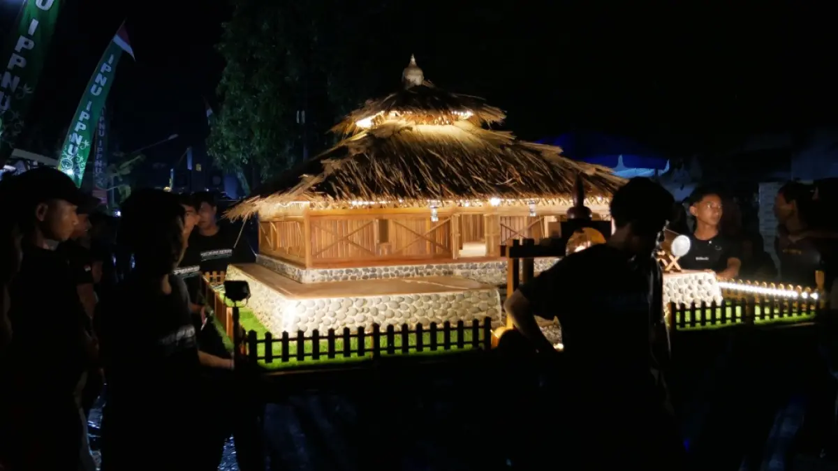 UNIQUE: Participants showcased various creative displays during the Festival Oncor Kalinyamatan, on Tuesday (May 26) night. (FIKRI THOHARUDIN/RADAR KUDUS)