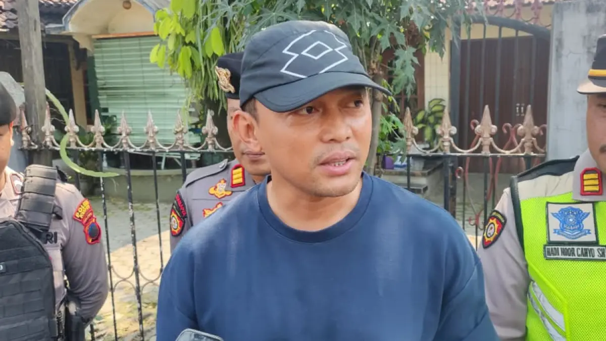 DIUNGKAP: Waka Polres Kudus Kompol Rendi Johan Prasetyo memberikan keterangan kasus perampokan disertai kekerasan. (GALIH ERLAMBANG W/Radar Kudus)