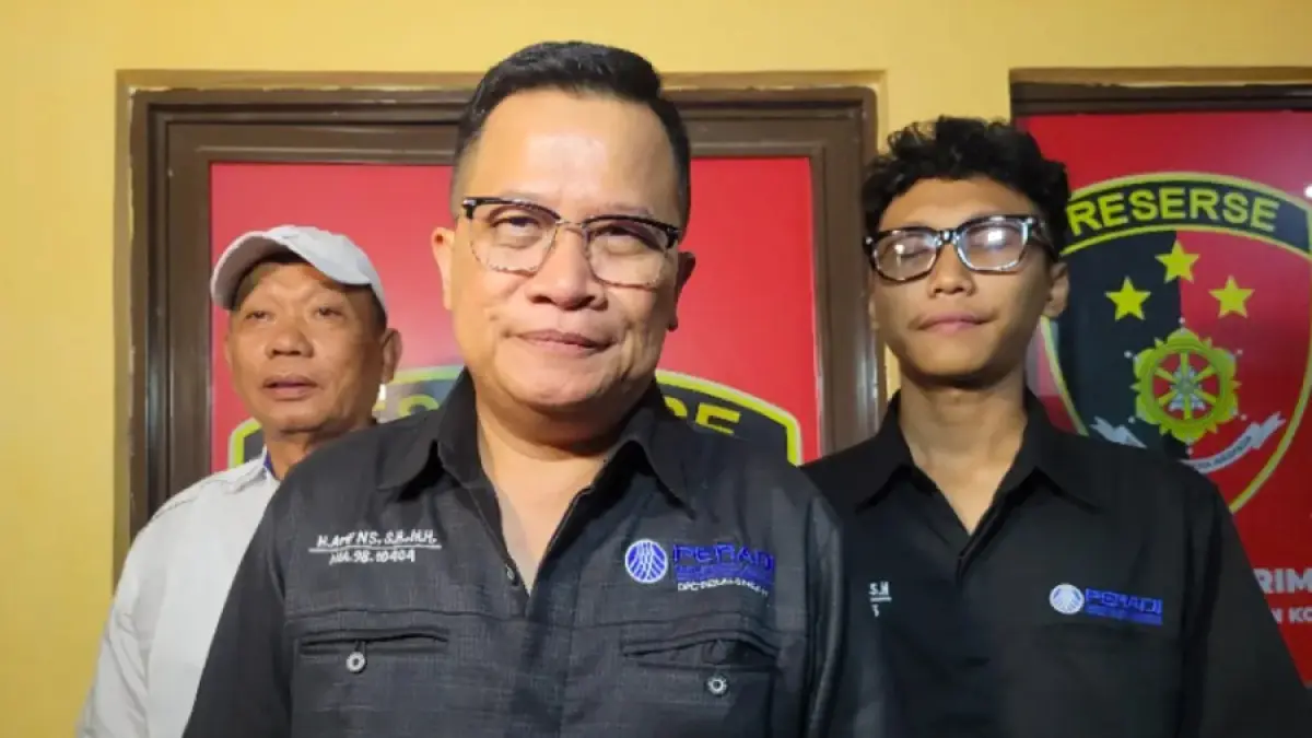 H. Arif NS, S.H. M.H., didampingi M. Sokheh Supriyono, S.H., M.H. dan Kurnia Nova Saputra, S.H., selaku Kuasa Hukum tersangka, memberikan keterangan kepada wartawan, Kamis dini hari, 28 Mei 2026. (Wahyu Hidayat/Radar Pekalongan).