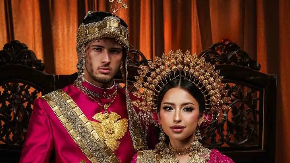 Jennifer Coppen dan Justin Hubner saat foto prewedding memakai baju adat Makassar (Foto: @jennifercoppenreal20) 
