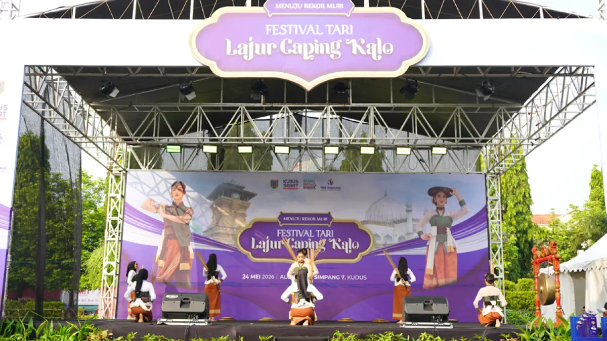 KREASI: Tim peserta Festival Tari Lajur Caping Kalo 2026 menampilkan kreasi yang apik. (NOJORONO KUDUS FOR RADAR KUDUS)