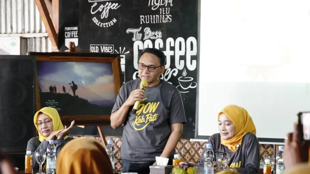 Plt Bupati Pati Risma Ardhi Chandra saat bersantai di Agro Jollong bersama dengan pengurus Gabungan Organisasi Wanita (GOW). (HUMAS PATI)