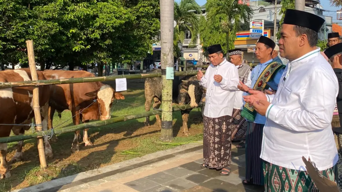 SAPI KURBAN BUPATI: Bupati Blora Arief Rohman saat menyerahkan sapi kurban di Masjid Baitunnur Blora. (ARIF FAKHRIAN KHALIM/RADAR KUDUS)