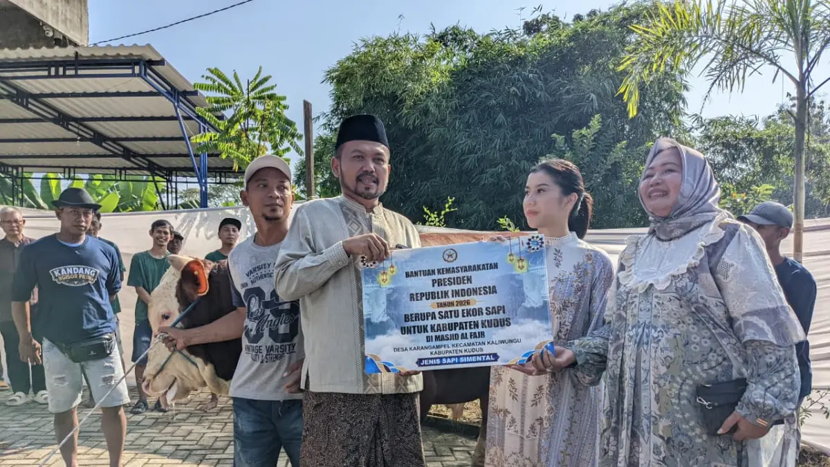 SERAH TERIMA: Wakil Bupati Kudus, Bellinda Putri Sabrina Birton bersama Ketua DPC Partai Gerindra Kabupaten Kudus yang juga Wakil Ketua DPRD Kudus, Sulistyo Utomo menyerahkan sapi presiden, Rabu (27/5).
 (ANDIKA TRISNA SAPUTRA/RADAR KUDUS)