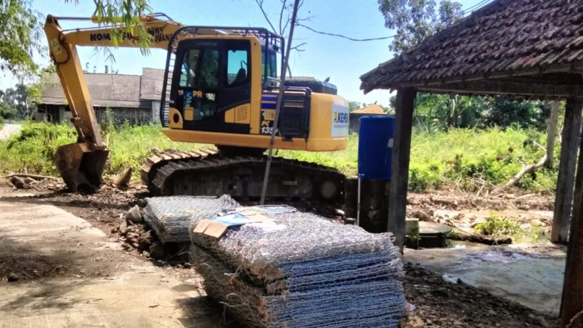STANDBY: Escavator parkir di samping kawat penahan tanggul di Desa Ketitangwetan, Batangan kemarin. (BPBD UNTUK RADAR KUDUS)