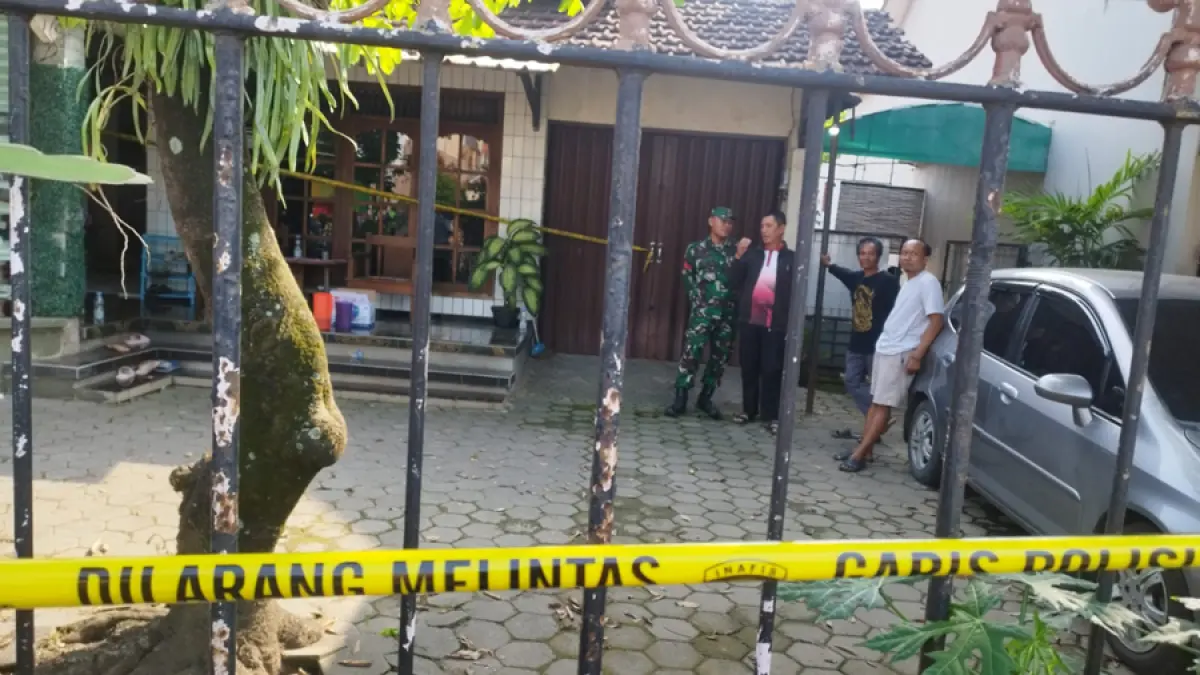 WASPADA: Polisi melakukan pemeriksaan di lokasi perampokan di Desa Loram Wetan. (GALIH ERLAMBANG W/Radar Kudus)