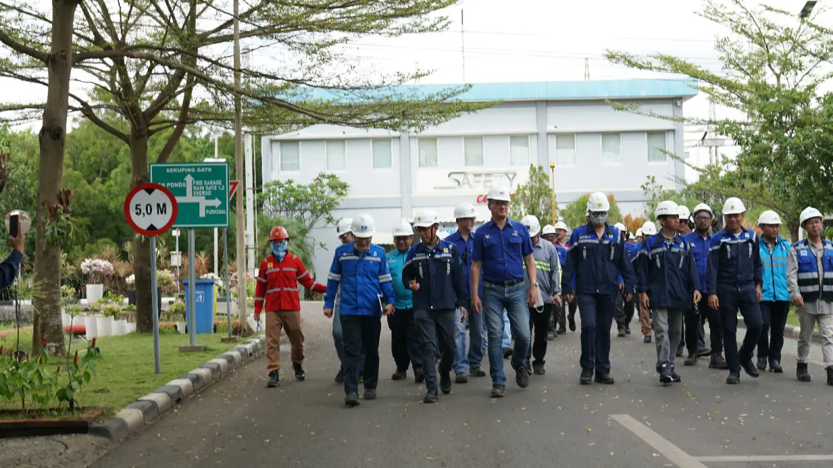 RUTIN: Jajaran manajemen PLN UIK Tanjung Jati B bersama perwakilan PLTU TJB Raya melakukan pengecekan lapangan di area PLTU Tanjung Jati B, Jepara, sebagai bagian dari upaya memastikan kesiapan operasional pembangkit selama periode Hari Raya Idul Adha. Kegiatan ini menjadi wujud komitmen PLN dalam menjaga pasokan listrik tetap andal, aman, dan terkendali bagi masyarakat.