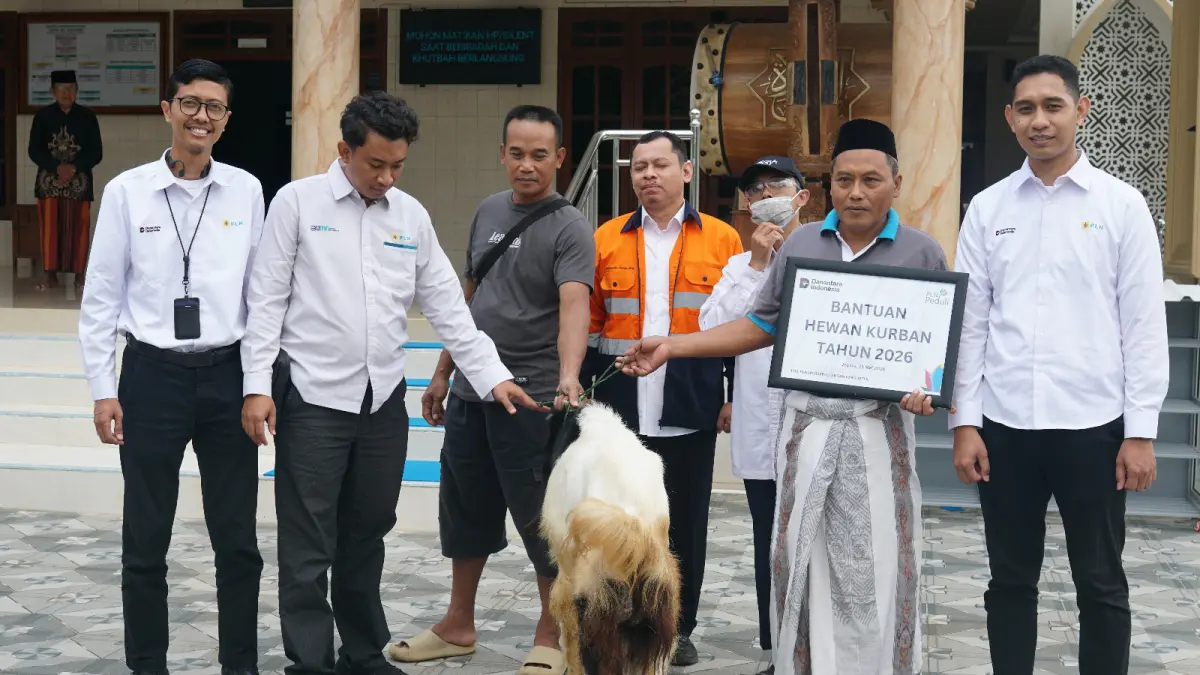 RAYAKAN IDULADHA: Perwakilan PLN UIK Tanjung Jati B menyerahkan bantuan hewan kurban kepada pengurus masjid dalam rangka menyambut Hari Raya Idul Adha 1447 H di Jepara, Selasa (26/5). Penyaluran hewan kurban ini menjadi bentuk kepedulian sosial PLN untuk memperkuat nilai kebersamaan, keikhlasan, dan kebermanfaatan bagi masyarakat sekitar wilayah operasional PLTU Tanjung Jati B.
