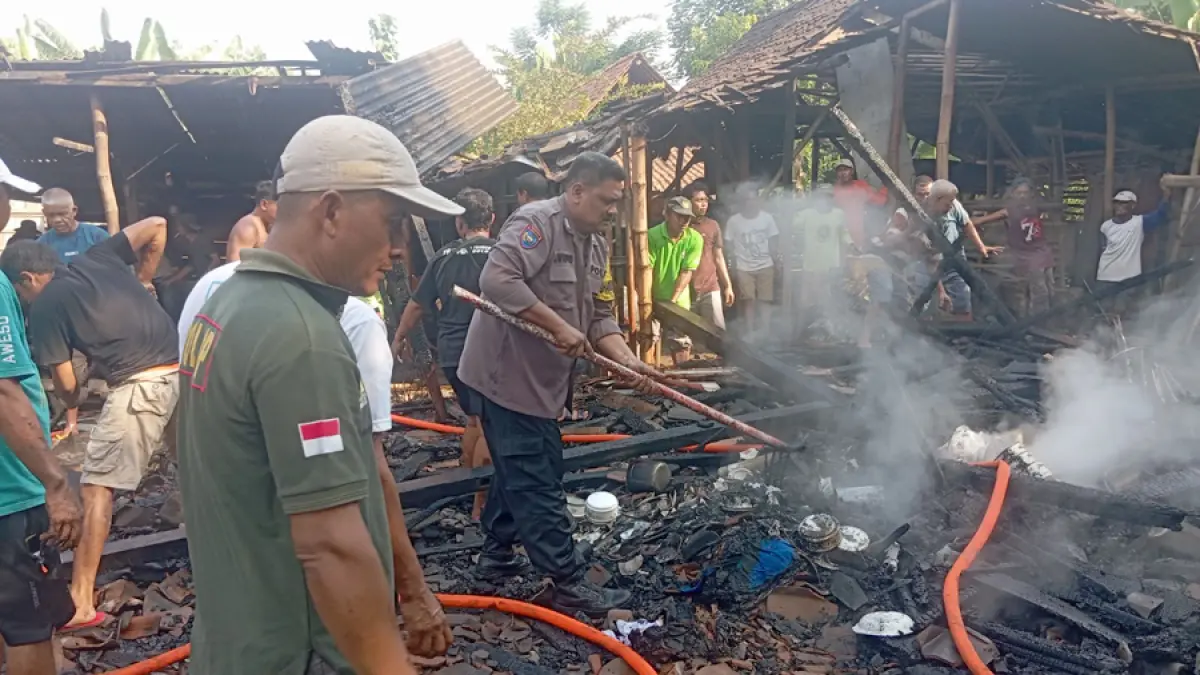 KEBAKARAN RUMAH: Api kebakaran rumah warga di Desa Kemantren Kecamatan Kedungtuban, Yunus, berhasil dipadamkan. (POLSEK KEDUNGTUBAN UNTUK RADAR KUDUS)