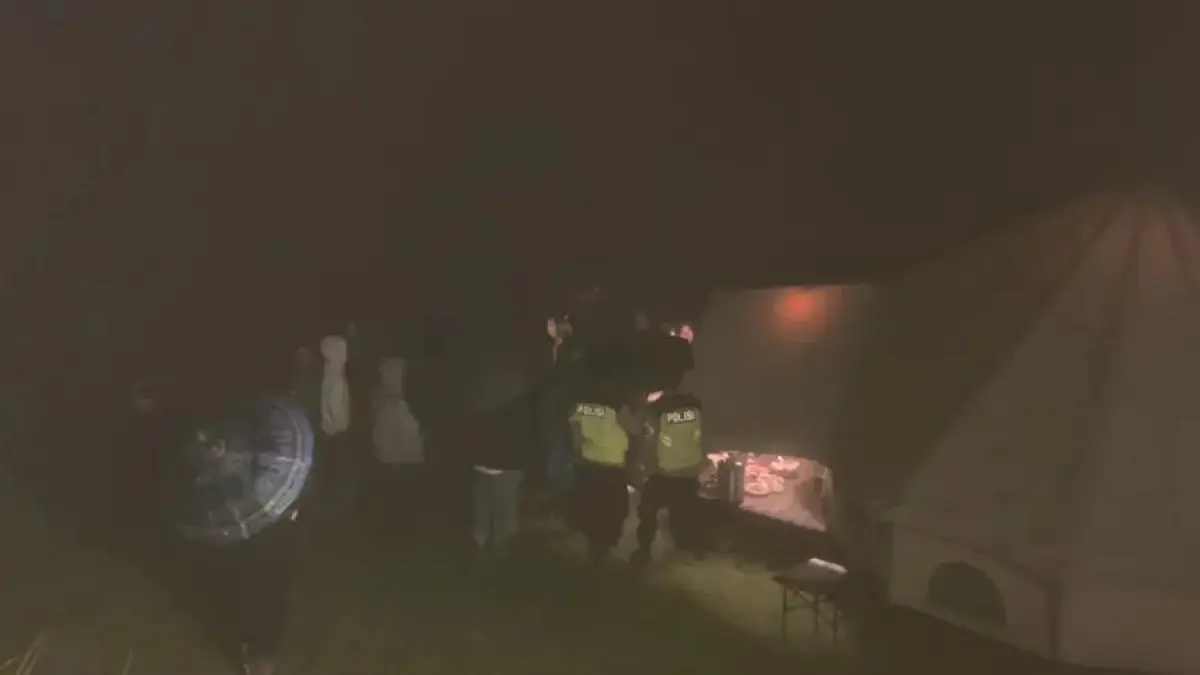 Korban saat dievakuasi dari lokasi glamping. (DEVI KHOFIFATUR RIZQI/ JAWA POS RADAR SEMARANG)