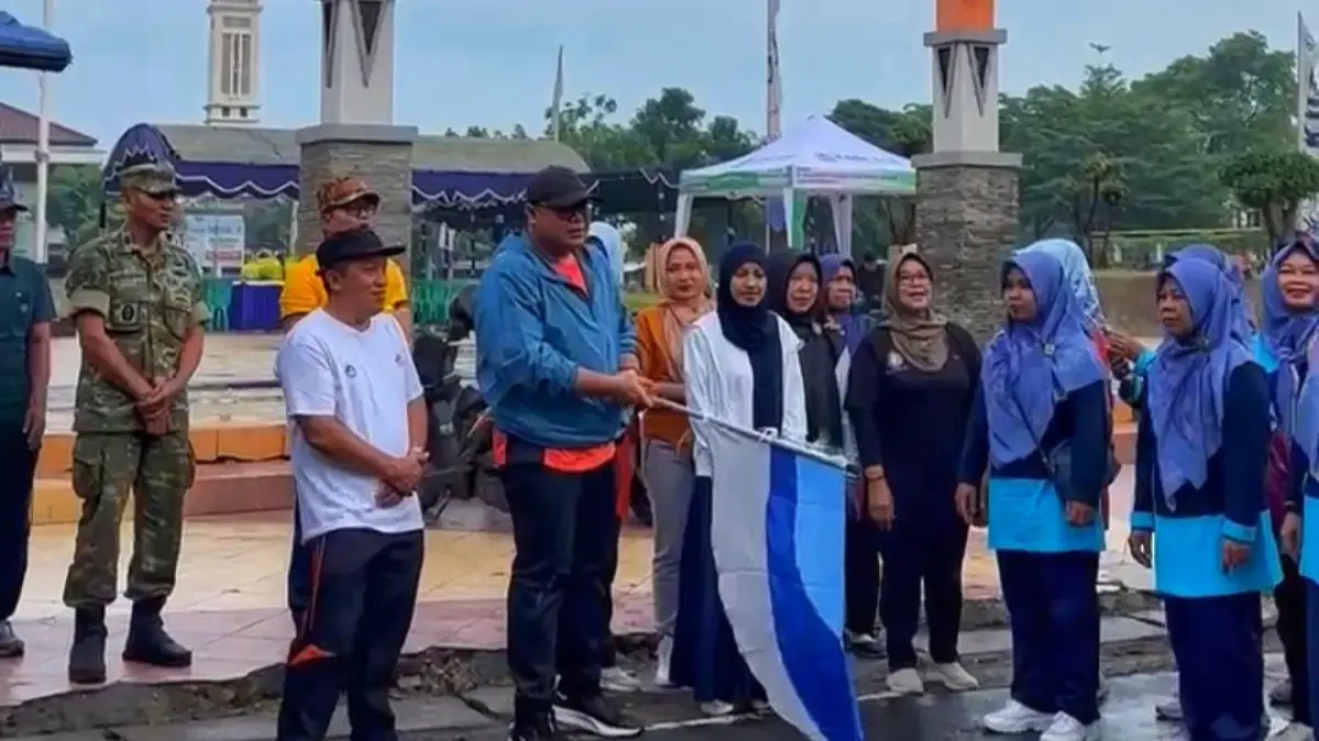 SEMARAK: Wakil Bupati Rembang, Mochamad Hanies Cholil Barro saat mengikuti jalan sehat bersama guru TK dalam puncak peringatan HUT IGTKI-PGRI. Satu sisi penampilan tari kreasi guru TK di alun-alun Rembang, Sabtu lalu (23/5).
HUT IGTKI Disemarakan Tari Kreasi Guru dan Jalan Sehat. (WISNU AJI/RADAR KUDUS)