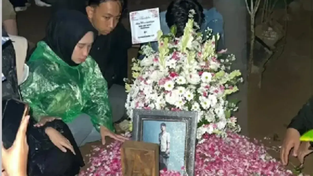 Misteri kematian empat orang sekeluarga di tenda glamping Posong Temanggung menyita perhatian publik. Polisi mendalami dugaan keracunan makanan barbeque.