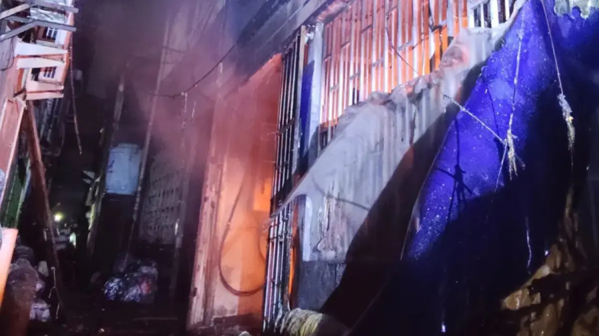Petugas padamkan api gedung konveksi empat lantai di Jalan Tanah Sereal, Jakarta Barat, ludes terbakar pada Jumat (13/3) dini hari. (Istimewa)